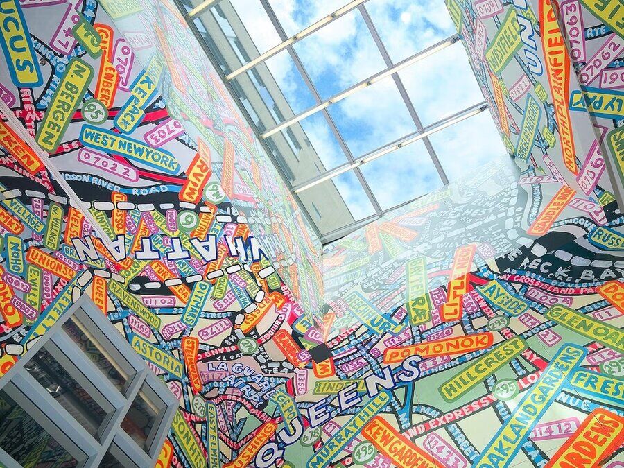 Карты в кампусе школы «Квинс Метрополитан»