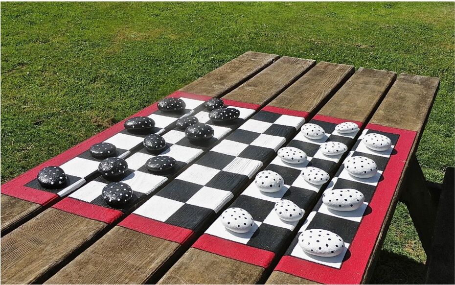 Пример самодельных шашек из камней