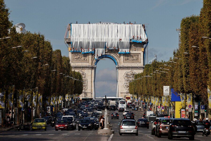 Процесс оборачивания Триумфальной арки тканью